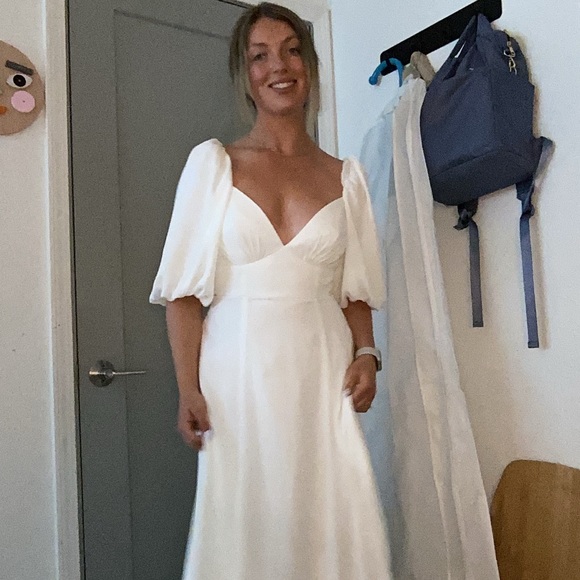 Davids bridal bubble sleeve bridal gown in women’s size 6. - Picture 3 of 9